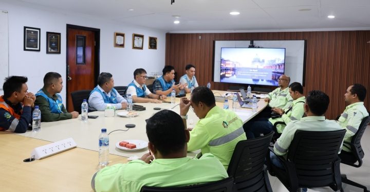 Aktivitas PLN bersama karyawan PT J Resources Bolaang Mongondow. (foto: Humas PLN)