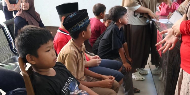 Bakti sosial PLN menyasar khitanan massal di Tolitoli Sulawesi Tengah. (foto: Humas PLN)