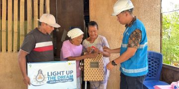 Bantuan pemasangan sambungan listrik gratis untuk warga Kepulauan Talaud. (foto: Humas PLN)