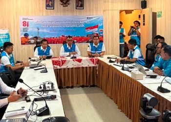 Direktur Utama PLN, Darmawan Prasodjo, saat memimpin rapat koordinasi siaga bencana Flores, Nusa Tenggara Timur, sekaligus melakukan konferensi pers di PLN Flores Bagian Barat pada Sabtu malam. (foto: Humas PLN)