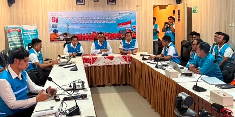 Direktur Utama PLN, Darmawan Prasodjo, saat memimpin rapat koordinasi siaga bencana Flores, Nusa Tenggara Timur, sekaligus melakukan konferensi pers di PLN Flores Bagian Barat pada Sabtu malam. (foto: Humas PLN)