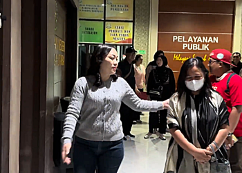 Herlina (pakai masker) saat diamankan tim Tabur Kejati Sulut. (foto: Seksi Penkum Kejati Sulut)