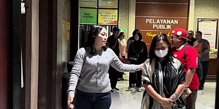 Herlina (pakai masker) saat diamankan tim Tabur Kejati Sulut. (foto: Seksi Penkum Kejati Sulut)