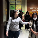 Herlina (pakai masker) saat diamankan tim Tabur Kejati Sulut. (foto: Seksi Penkum Kejati Sulut)