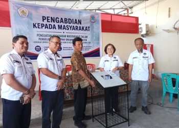 Minyak  hingga Paving Block, Polimdo Berbagi Inovasi Pengelolaan dan  Bantuan Tempat Sampah di Malalayang Dua