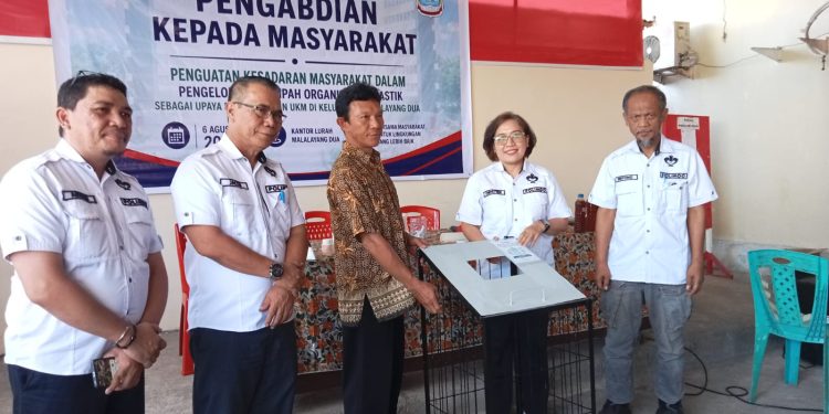 Eco-Enzyme hingga Paving Block, Polimdo Berbagi Inovasi Pengelolaan dan  Bantuan Tempat Sampah di Malalayang Dua