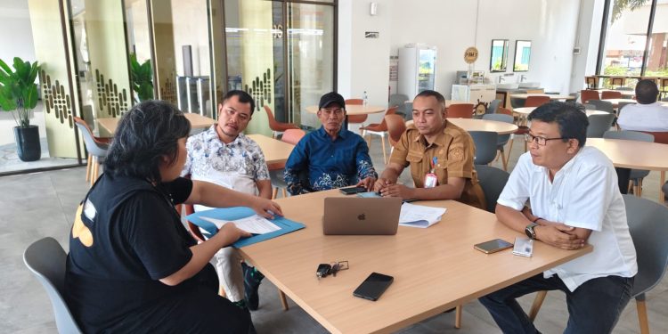Foto: Kepala Dinas Kominfo Sangihe Ronald Lumiu saat mengikuti uji kelayakan server transaksi non tunai. (Dok. Istimewa)