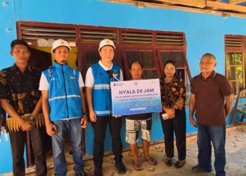 Foto: Bupati Michael Thungari meresmikan listrik 24 jam di Beeng Laut dan Bebalang. (Dok.Istimewa)