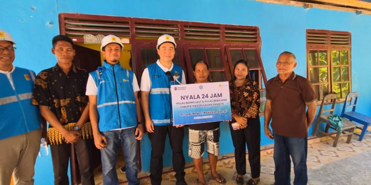 Foto: Bupati Michael Thungari meresmikan listrik 24 jam di Beeng Laut dan Bebalang. (Dok.Istimewa)