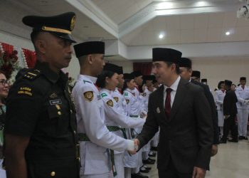 Foto: Bupati Michael Thungari mengukuhkan 30 pelajar Sangihe sebagai Paskibraka HUT Kemerdekaan RI ke-81. (Dok. Istimewa)