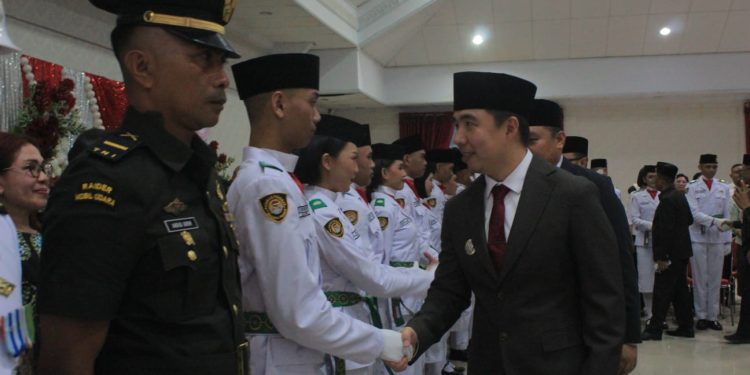 Foto: Bupati Michael Thungari mengukuhkan 30 pelajar Sangihe sebagai Paskibraka HUT Kemerdekaan RI ke-81. (Dok. Istimewa)