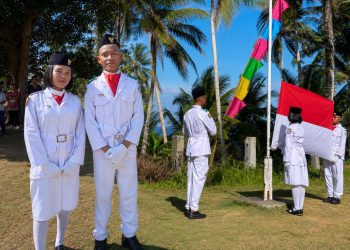 Foto: Arjun Makatiho dan Ethel Mae Mendome saat bertugas sebagai pengibar bendera di perbatasan Indonesia-Filipina di Kampung Matutuang Kepulauan Marore. (Dok. Rendy/Barta1)