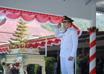 Bupati Kepulauan Sangihe Michael Thungari menjadi inspektur upacara pada upacara bendera HUT Ke-81 Kemerdekaan Republik Indonesia di Lapangan Gelora Santiago Tahuna. (Dok. Istimewa)