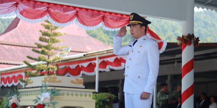 Bupati Kepulauan Sangihe Michael Thungari menjadi inspektur upacara pada upacara bendera HUT Ke-81 Kemerdekaan Republik Indonesia di Lapangan Gelora Santiago Tahuna. (Dok. Istimewa)