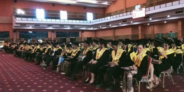 Wisuda Polimdo Gelombang Pertama, 275 Lulusan Dilepas: Maryke Pesan Jaga Kesetiaan