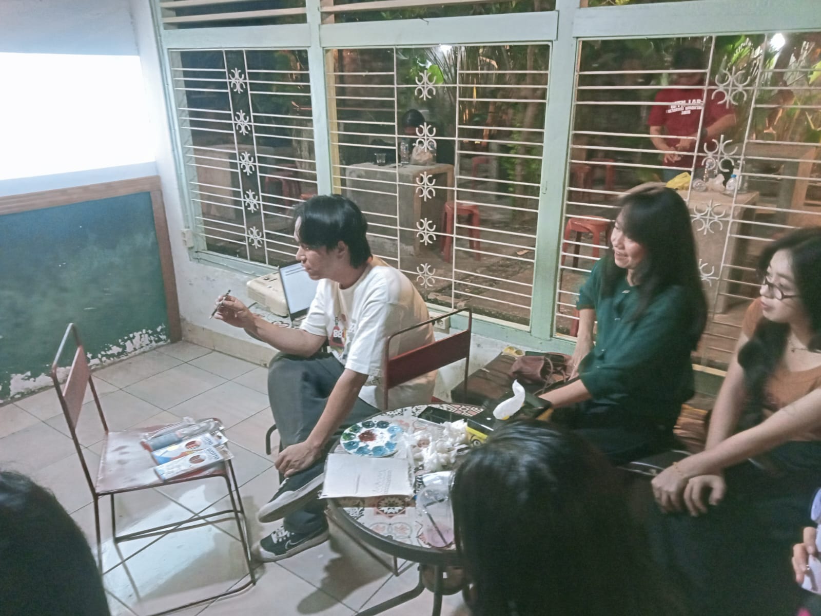 Andre Koagouw Saat menjelaskan tentang penggunaan pensil kepada peserta, yang juga seniman Kota Manado. (foto : Meikel/Barta).