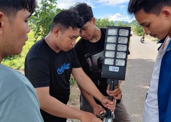 Mahasiswa – Dosen Jurusan Teknik Elektro Polimdo Hadirkan Penerangan  Lewat Energi Terbarukan di Desa Totabuan 