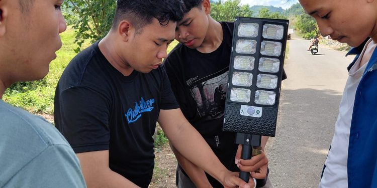 Mahasiswa – Dosen Jurusan Teknik Elektro Polimdo Hadirkan Penerangan  Lewat Energi Terbarukan di Desa Totabuan 