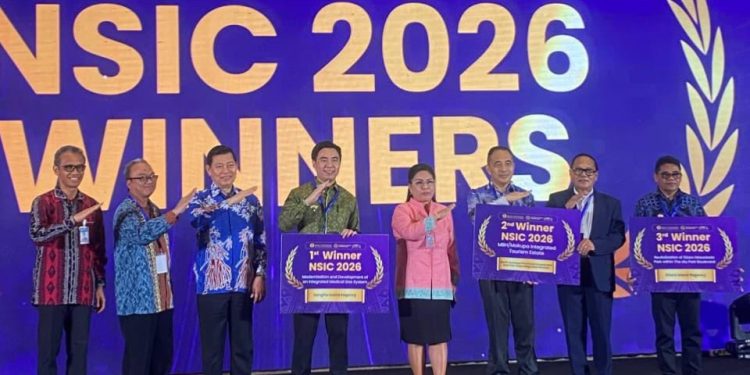 Foto: Caption foto: Bupati Kepulauan Sangihe Michael Thungari menghadiri penyerahan penghargaan Juara I NSIC 2026 di Ballroom Four Points by Sheraton Manado, Jumat (7/8/2026). (Dok. Istimewa)