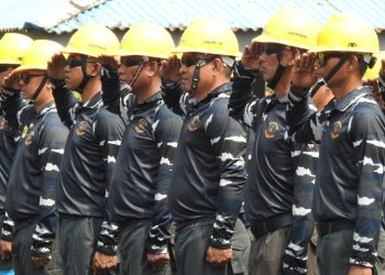Keandalan pasokan listrik sangat bergantung pada kesiapan para petugas di garda terdepan. (foto: Humas PLN)