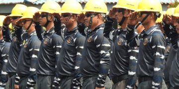 Keandalan pasokan listrik sangat bergantung pada kesiapan para petugas di garda terdepan. (foto: Humas PLN)