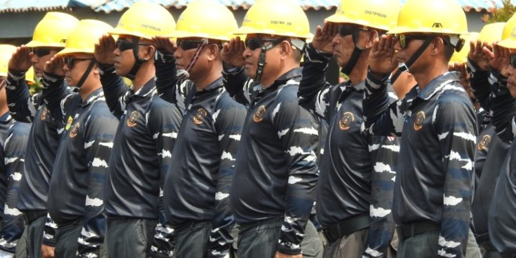 Keandalan pasokan listrik sangat bergantung pada kesiapan para petugas di garda terdepan. (foto: Humas PLN)