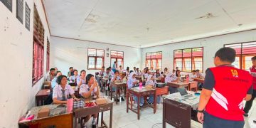 Kegiatan PLN mengedukasi siswa dan siswi SMA Negeri 3 Tuminting. (foto: Humas PLN)