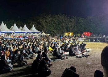 Keramaian massa dalam nobar Piala Dunia 2026 di Kota Palu Sulteng. (foto: Humas PLN)