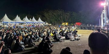 Keramaian massa dalam nobar Piala Dunia 2026 di Kota Palu Sulteng. (foto: Humas PLN)