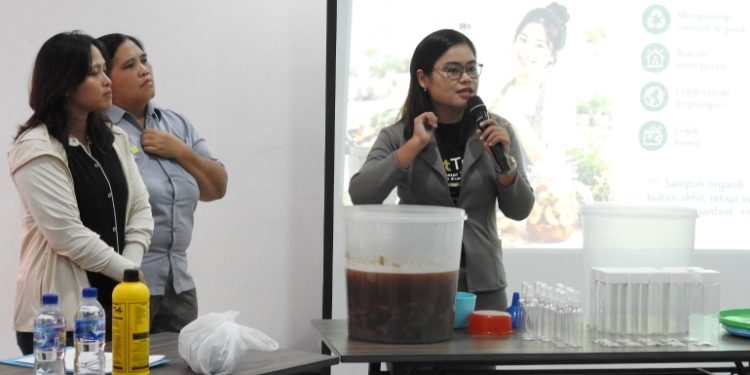 Miss Celine Army Sandil menyampaikan pesan terkait penggunaan eco-enzyme untuk pelestarian lingkungan. (foto: Humas PLN)