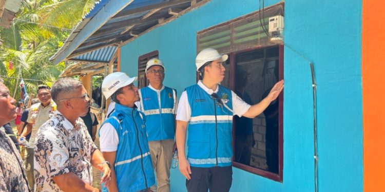 PLN membantu kinerja Bupati Sangihe Michael Thungari menghadirkan aliran listrik 24 jam di pulau-pulau terluar Sulawesi Utara. (foto: Humas PLN)