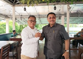 Dr. Santrawan Paparang bersama penulis.