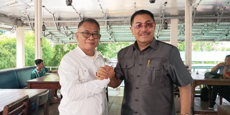 Dr. Santrawan Paparang bersama penulis.