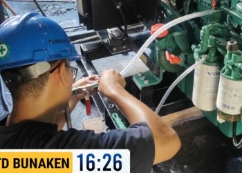 Teknisi PLN melakukan upaya perbaikan pembangkit listrik di Pulau Bunaken. (foto: Humas PLN)