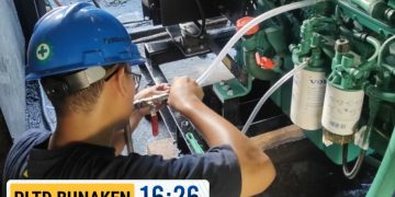 Teknisi PLN melakukan upaya perbaikan pembangkit listrik di Pulau Bunaken. (foto: Humas PLN)
