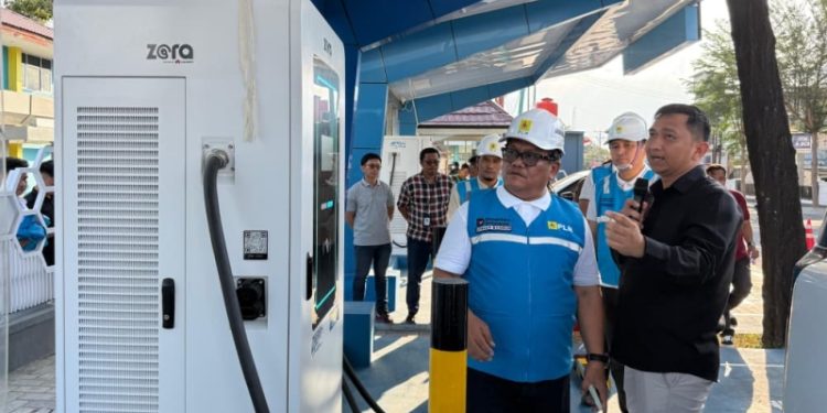 Peresmian Stasiun Pengisian Kendaraan Listrik Umum di Kantor PLN Palu. (foto: Humas PLN)