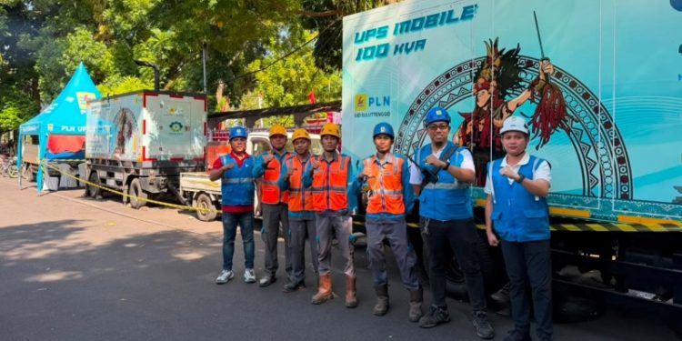 Petugas PLN menjaga distribusi tenaga listrik di berbagai rangkaian peringatan HUT RI ke-81. (foto: Humas PLN)