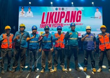 Petugas PLN terus mengawal pasokan listrik di festival pariwisata Likupang Minahasa Utara. (foto: Humas PLN)