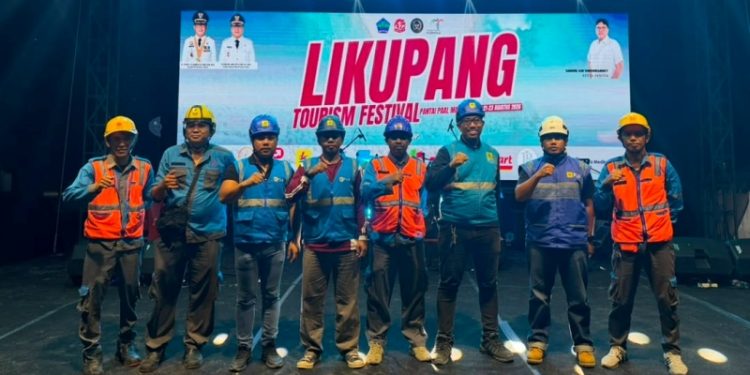 Petugas PLN terus mengawal pasokan listrik di festival pariwisata Likupang Minahasa Utara. (foto: Humas PLN)