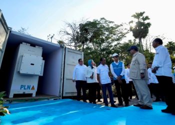 Presiden dan jajaran Menteri dan pejabat terkait saat mengunjungi site PLTS Gilimanuk yang dilengkapi Battery Energy Storage System di Bali. (foto: Humas PLN)
