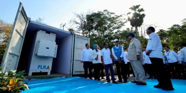 Presiden dan jajaran Menteri dan pejabat terkait saat mengunjungi site PLTS Gilimanuk yang dilengkapi Battery Energy Storage System di Bali. (foto: Humas PLN)