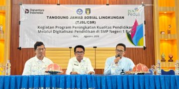 Program Tanggung Jawab Sosial dan Lingkungan (TJSL) bertajuk “Program Peningkatan Kualitas Pendidikan melalui Digitalisasi Pendidikan” di SMP Negeri 1 Palu. (foto: Humas PLN)