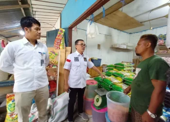 Senator Stefanus Ban Liow saat berkunjung ke Pasar Talaud.