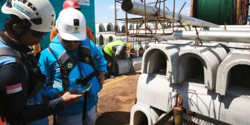 Teknisi PLN melakukan penyalaan listrik perdana di Pulau Dudepo Kecamatan Anggrek, Kabupaten Gorontalo Utara. (foto: Humas PLN)