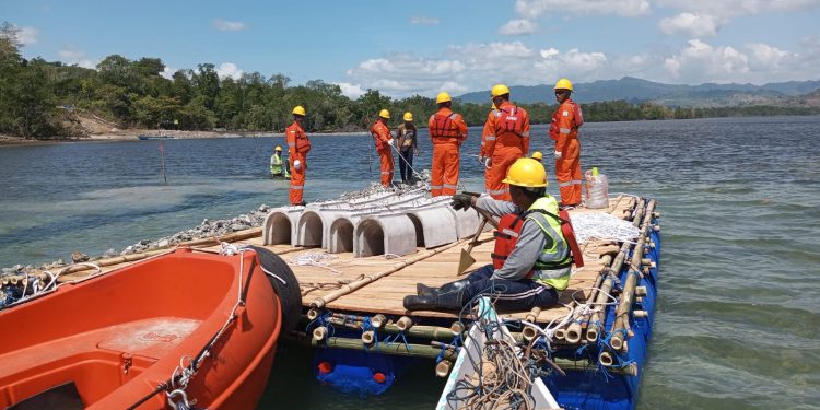 Upaya PLN mendistribusikan listrik ke pulau-pulau di Provinsi Gorontalo. (foto: Humas PLN)