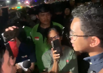 Yohanes Tola menyampaikan sikap di lokasi demonstrasi. (foto: PMKRI)