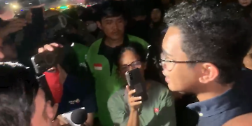 Yohanes Tola menyampaikan sikap di lokasi demonstrasi. (foto: PMKRI)