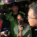 Yohanes Tola menyampaikan sikap di lokasi demonstrasi. (foto: PMKRI)