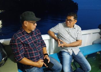 Plt. Bupati Sitaro. Heronimus Makainas bersama penulis.