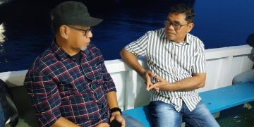 Plt. Bupati Sitaro. Heronimus Makainas bersama penulis.